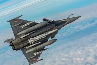 Francouzští piloti Rafale v první linii u ruských hranic nacvičují taktiku přežití. Su-57 jsou stále větší hrozbou, přiznávají