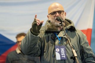 Herci vyrazili do ulic podpořit Českou televizi: Čvančarová zpívala, Čermák měl proslov a Leichtová vzala i děti - Super.cz