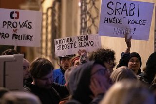 Při nočním protestu u Sněmovny policie zajistila kvůli přestupku jednu osobu - Seznam Zprávy