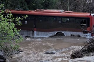 Stav katastrofy v Santiagu de Chile. Proud bahna unášel auta i autobusy s lidmi - Novinky