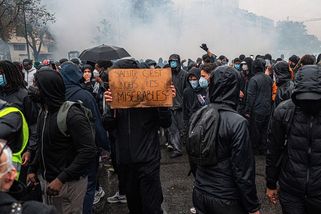 Fotky: Proti drahotě. V ulicích Paříže statisíce lidí, 120 výtržníků ve vazbě - Seznam Zprávy