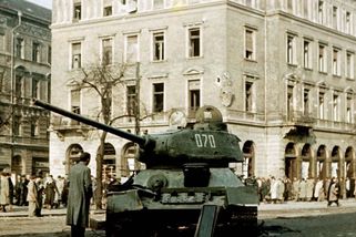 Hořel jeden sovětský tank za druhým. Koněv ale podzimní povstání v Maďarsku utopil v krvi