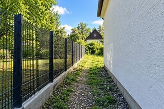 Soused postavil plot a majitel domu nemohl projet autem. Případ skončil u soudu