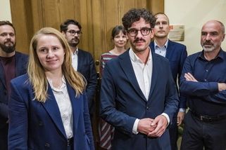 Komentář: Kanibalové v radě. Koalice Pirátů, STAN a Prahy sobě bude věčná kampaň