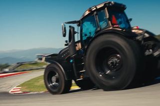Nejdřív rekord na okruhu, pak setí kukuřice. Finský traktor předvedl dvě tváře - Novinky