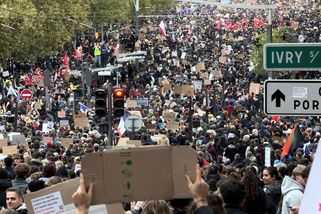 Francouzská policie při sobotních demonstracích zadržela přes 1300 lidí - Novinky