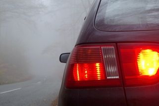 Policie zpřísnila pokuty za špatné používání mlhovek. Nově až 5 000 Kč, pokud neznáte důležité pravidlo