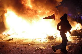 Na 70 tisíc policistů, armáda a zákazy vycházení. Francie se připravuje na sobotní nepokoje - Novinky