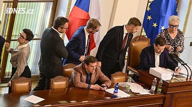 Koalice protlačila v půl páté ráno konec poplatků ČT a rozhlasu. Totální prasárna, řekl šéf ODS