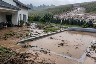 Do bazénu jim natekl hnůj a bahno z pole. Pojišťovna i zemědělec jen krčí rameny