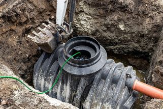 Pokuta za dešťovku až 50 tisíc: Vodárny pustí do kanálu mlhu, a když se vyvalí z okapu, máte problém