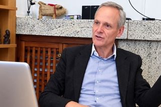 prahain.cz/politika/svoboda-macron-je-amatersky-herec-co-si-nevi-rady-le-penova-zatim-sili-29070.html?utm_source=www.seznam.cz&utm_medium=seznam_distribuce&utm_campaign=lide