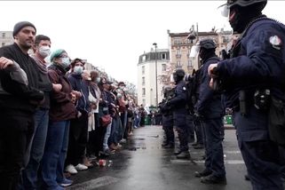 Učitelé v Paříži vytvořili lidský řetěz, aby chránili protestující studenty před policií - Novinky