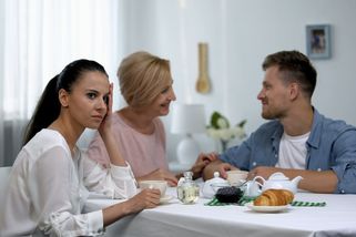 ŽENA-IN - O jménu miminka jsme měli jasno, než přišla tchyně. Citově nás vydírá a manžela už přetáhla na svou stranu, trápí se Jitka