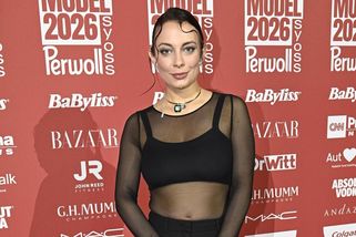 Takhle ji v Televizních novinách neuvidíte: Veronika Petruchová v extra vyzývavém outfitu ukázala bříško