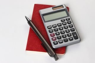Sto tisíc korun ročně. Do této částky příjmů vám od roku 2027 odpadne daňové přiznání