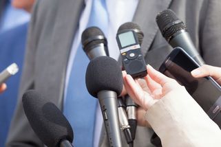 Poskytujte informace, odmítejte násilí. Čtyřicet šéfredaktorů píše politikům - Seznam Zprávy