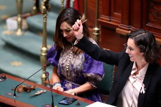Belgická ministryně si v parlamentu ustřihla vlasy. Na podporu Íránek - Novinky