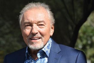 Karel Gott měl temnou stránku. Své zvrhlé choutky si vybíjel v plné tramvaji - Médium.cz