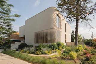 Luxfery se vracejí do moderních domů. Přivádějí světlo, ale chrání soukromí