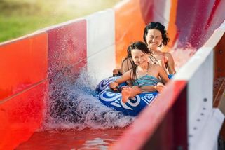 V Krušných horách se otevírá aquapark s tobogánovým rájem. Největší atrakce měří přes 150 metrů, malé děti sem mají vstup zdarma