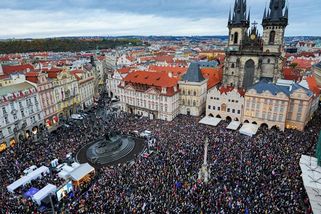 Svět si všiml plného Staroměstského náměstí. Média do detailu popisují protest Milionu chvilek - Novinky