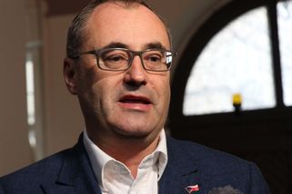 Vláda kývla na uzákonění koruny v Ústavě - Novinky