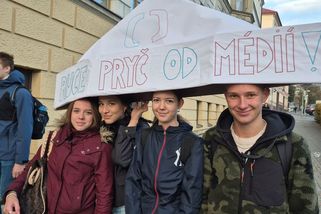 Lidé se scházejí na podporu České televize a rozhlasu. V Teplicích si studenti nasadili čepice Večerníčka - Novinky