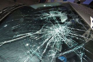 Sebevrah v Plzni přežil skok na jedoucí auto. Za jeho poničení teď půjde k soudu - Novinky