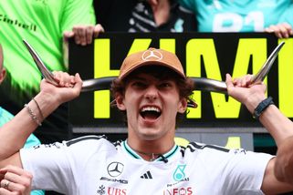 Lídr F1 má problém s parkováním. Antonelli pobavil internet