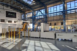 Napravo padá drcené sklo, nalevo měď. RecPan spustil recyklaci solárních panelů