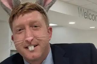 Patnáctiletý udělal karikaturu britského radního. Policejní zásah a zatčení vyvolaly vlnu posměchu - Médium.cz