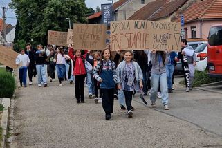 Žáci z Dolních Věstonic orodovali na radnici za odvolaného ředitele, dočkali se výhrůžek policií - Novinky