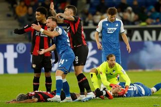 Chvíle hrůzy v bundeslize. Coufal volal o pomoc - Sport.cz