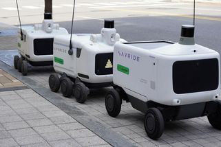 Seniorka vlastním tělem blokuje doručovací roboty. Tvrdí, že berou lidem práci - Novinky