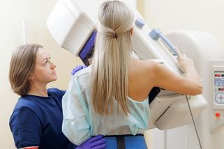Mamograf může zachránit život. Přesto na něj řada žen nechodí včas