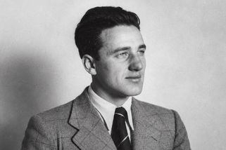 Fešný parašutista Alfréd Bartoš miloval ženy a místo skrývání si užíval života. Vydrželo to 5 měsíců - Médium.cz