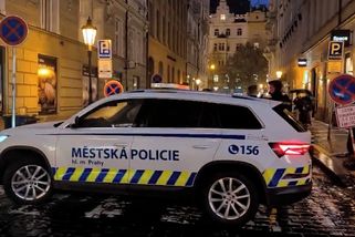 Kvůli davům na Staroměstském náměstí policie uzavírala okolní ulice - Novinky