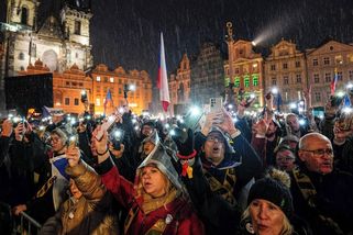 FOTO: Ruce pryč od Večerníčka. Lidé demonstrovali kvůli změně financování ČT a ČRo i v dešti - Novinky