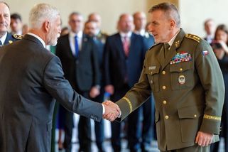Pavel jmenoval Hlaváče armádním generálem, celkem povýšil 16 mužů - Seznam Zprávy