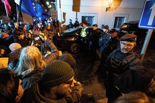 „Ani jsem nestihla roztáhnout transparent.“ Ženy popsaly vyklízení Sněmovny - Seznam Zprávy