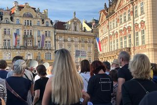 „Teroristi, dezoláti a banda progresivistů.“ Dezin...