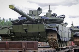 Satelitní snímek: Rusové hromadí techniku u hranic s NATO