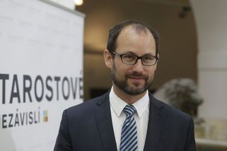 Farský odlétá na půl roku studovat do USA. Na klíčová hlasování přiletím, slibuje - Novinky