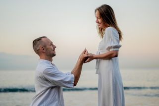 Požádal vás o ruku? Tohle nikdy neříkejte! 10 nejhorších reakcí, když před vámi muž poklekne - Proženy.cz