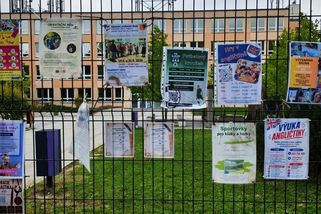 Škola v Újezdu nad Lesy prodlužuje ředitelské volno a hledá nového šéfa jídelny. Ředitel zvažuje rezignaci
