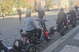 V zákazu vjezdu u Pražského hradu jezdí opakovaně elektrovozítka pro turisty - Novinky