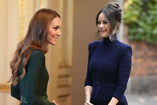 Švédská princezna Sofia a britská Kate oblékly ve stejný den stejné šaty! Fanoušci se hádají, které to víc sluší - Super.cz