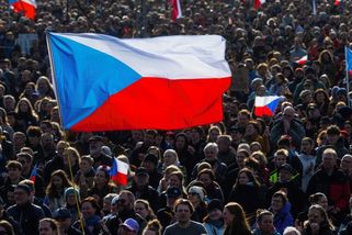Komu patří vlajka? Vlastenectví jsme nechali nacionalistům, říká historička umění