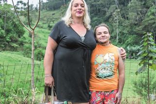 Narodila se jako chlapec, který se převlékal do mámy podprsenky a kalhotek. Její manžel zase jako dívka, co si hrála na tátu